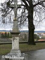 Kamenný kříž před kostelem sv. Jiří