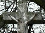 Kamenný kříž před kostelem sv. Jiří