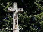 Kamenný kříž před kostelem sv. Jiří